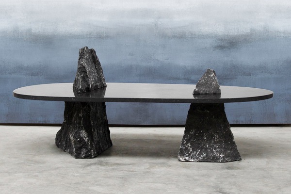Stôl s kamennými nohami