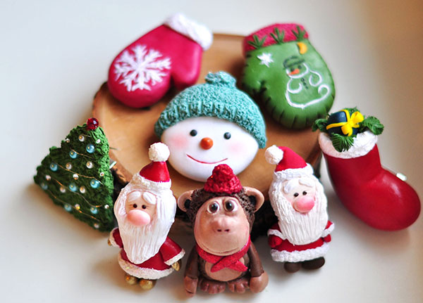 Noel ağacı üzerinde bir dizi oyuncak