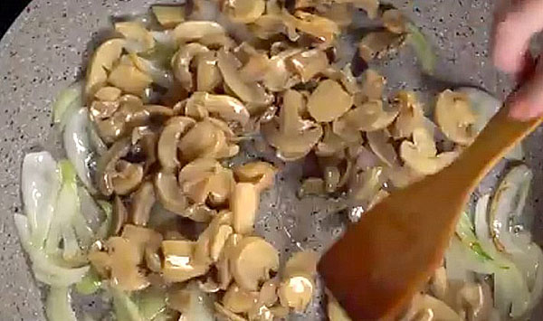 fritar cogumelos com cebolas