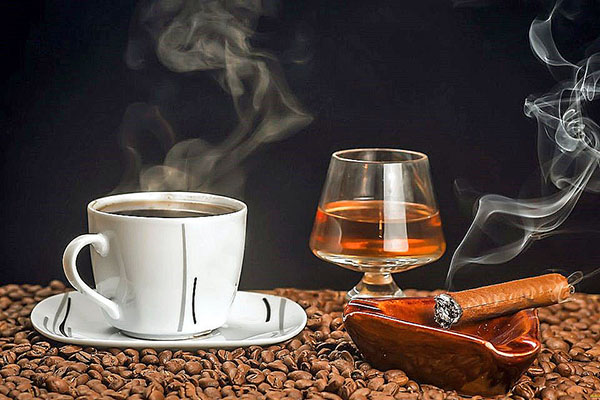 konjak s skodelico kave in cigare