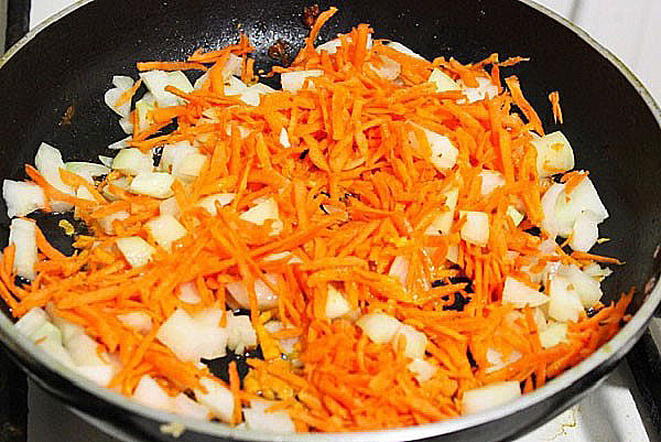 тушить морковь и лук
