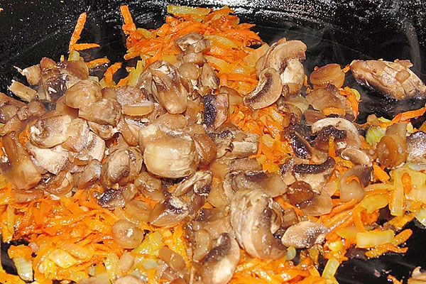 Cendawan rebus dengan bawang dan wortel