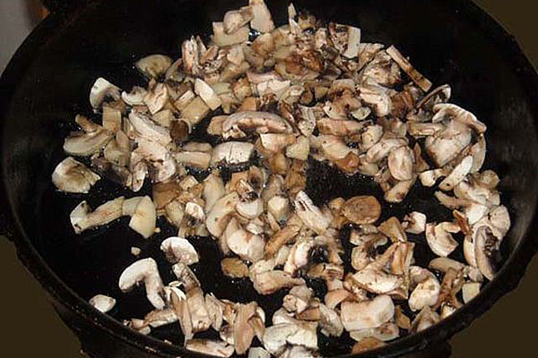 在煎锅里炒蘑菇