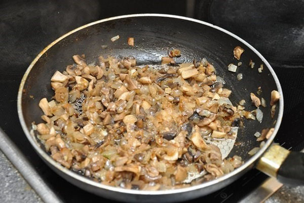 тушить грибы с луком