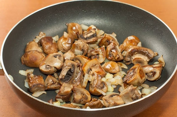 fritar cogumelos com cebolas