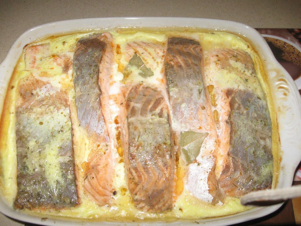 запечь рыбу под сливочным соусом