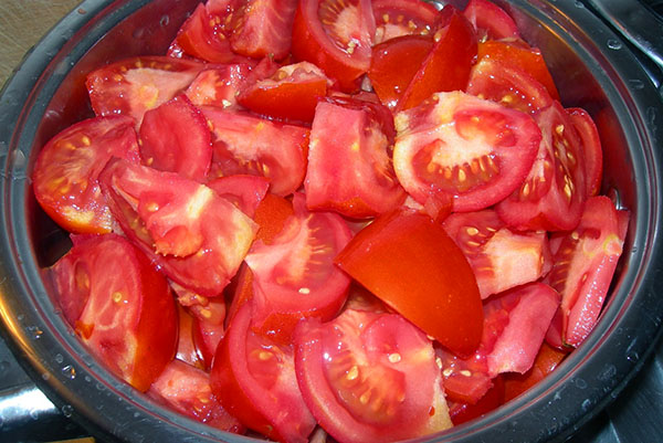 skär tomater i bitar