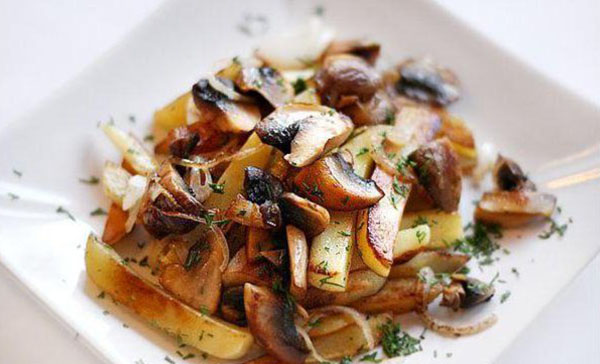 жареные грибы с луком и картошкой
