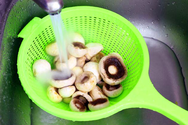 冲洗香菇