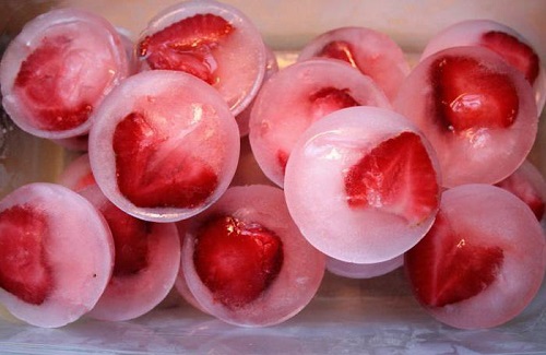 草莓在冰上