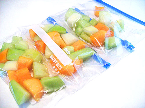 Små melonskivor fryses i förseglade förpackningar
