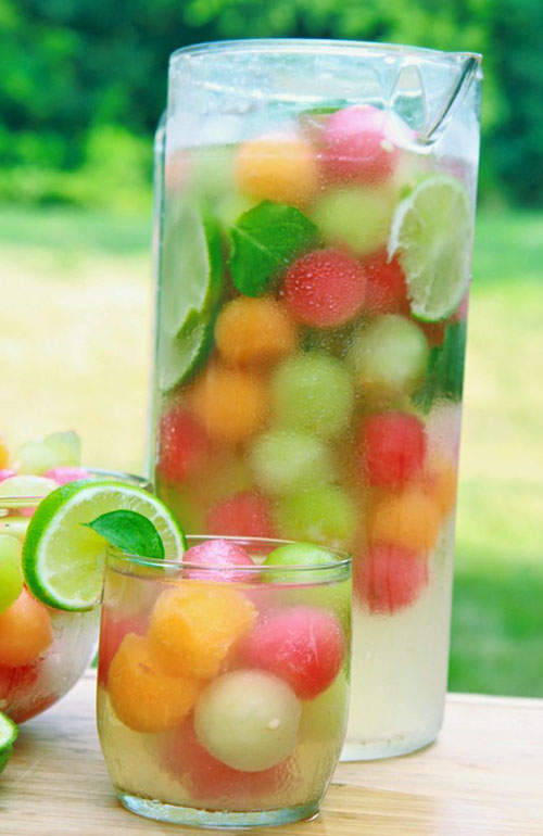 Melon och vattenmelonbollar dekorerar cocktails och desserter