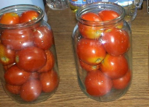 punjenje limenke s rajčicama
