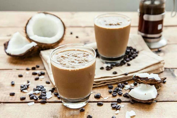 cafea cu lapte de nucă de cocos