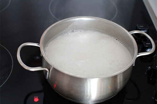 Se fierbe laptele de nucă de cocos cu apă