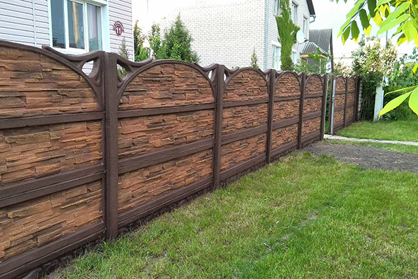 бетонска ограда са украсним елементима