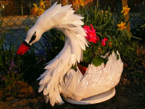 Cisne de canteiro feito de plástico
