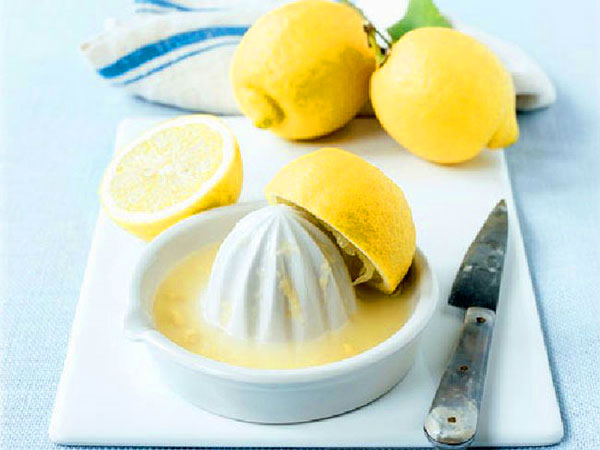stlačte šťavu z citróna