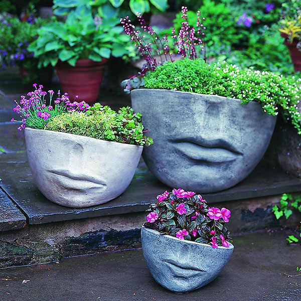 pot bunga konkrit dalam komposisi taman