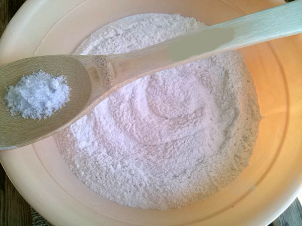 campurkan garam dengan tepung
