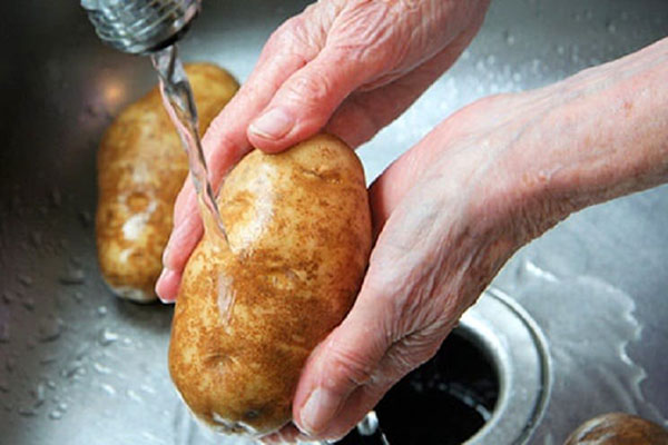 помыть картофель
