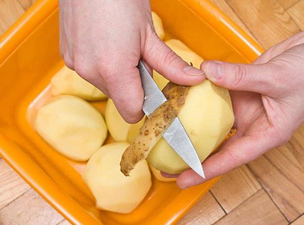 почистить картофель