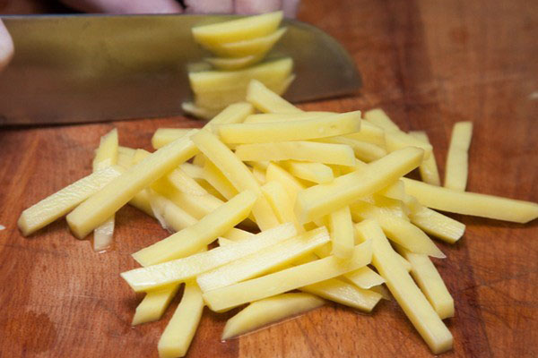 нарезать картофель брусочками