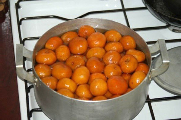 煮糖浆的橘子