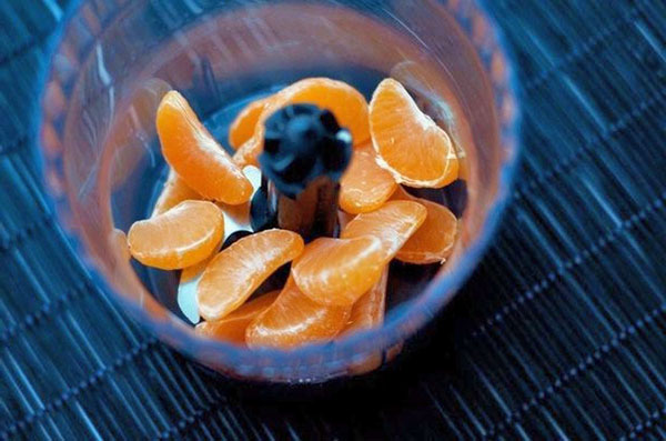 在搅拌机中切成橘子