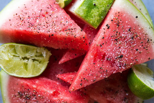 Stänk bitar vattenmelon med kryddor