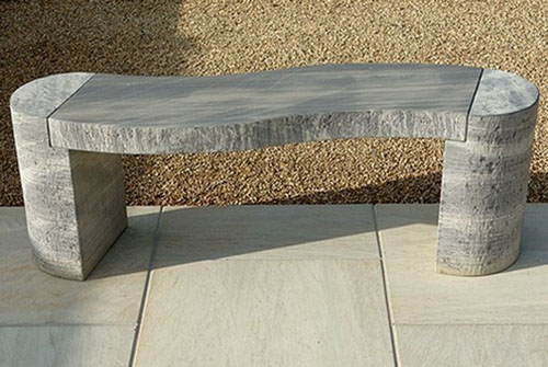 Bench taştan yapılmış