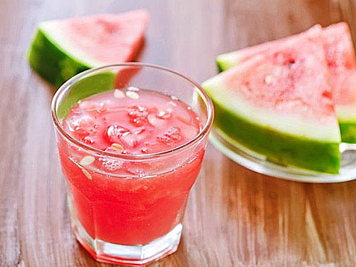 Thuis het controleren van watermeloen op nitraten
