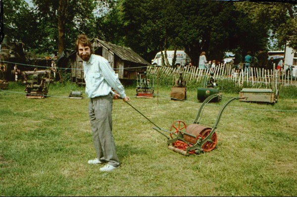 İlk çim biçme makinesi Edwin Badding