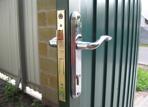 varno ključavnico na vratih