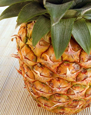 Rijpe ananas is de meest geurige en smakelijk