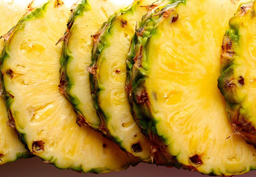 Ananas, bu büyümüş meyvelerin bir üremesidir.