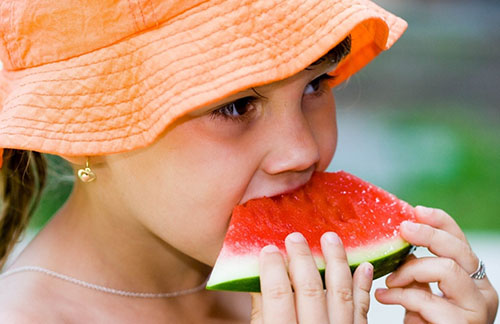 Søt vannmelon er også populært blant voksne. og barn