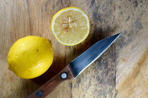 Do limão cortado para obter pedras