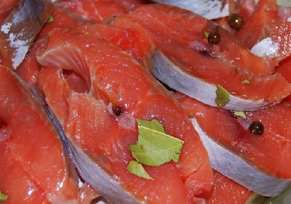 pique as fatias de salmão rosa