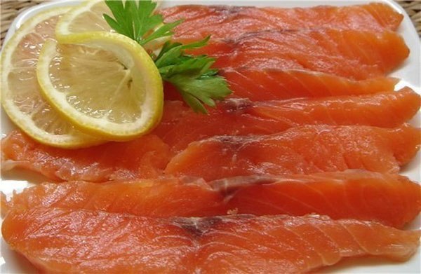 salmon merah jambu asin yang terperanjat