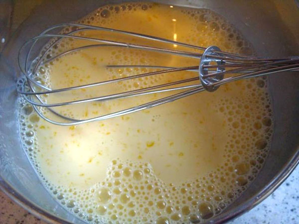 用奶油搅打蛋黄