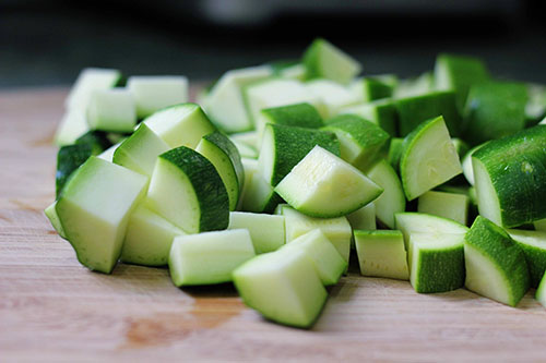 memotong zucchini dan sayur-sayuran lain