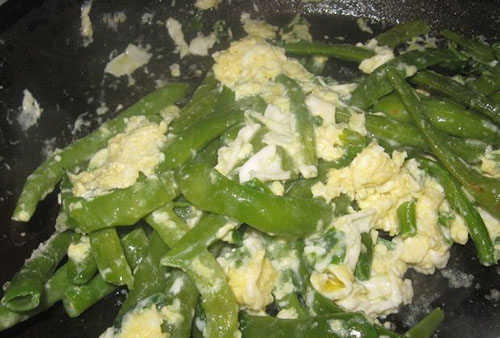 prăjit cu fasole verde cu ouă