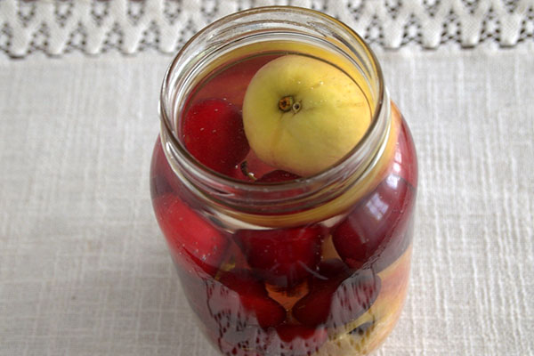 сипајте воће са кључањем воде
