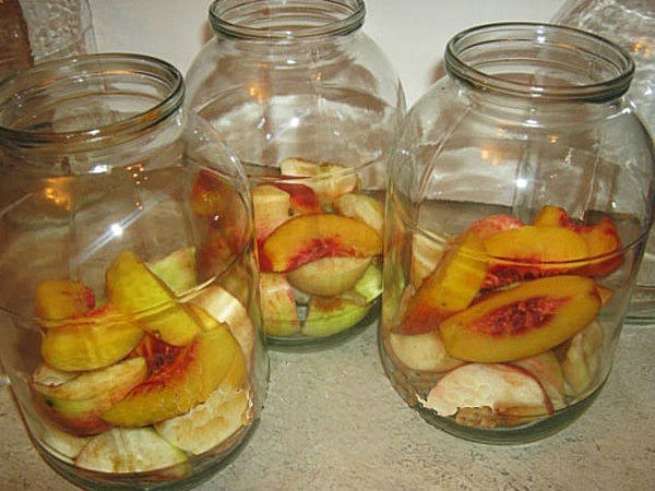 桃子和苹果放在罐子里