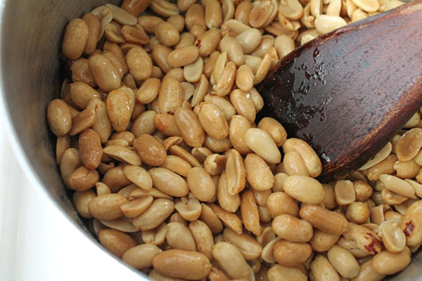 stek peanøtter i en panne