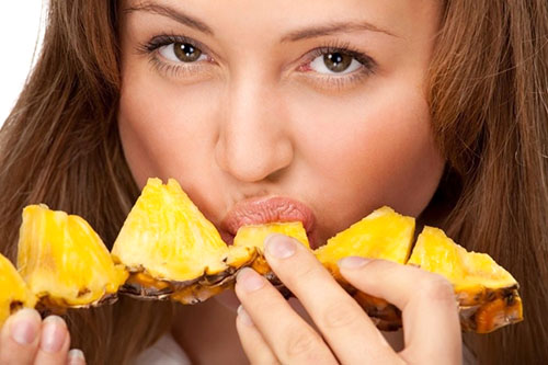 Aromatická šťavnatá buničina s ananásom obsahuje množstvo vitamínov a stopových prvkov
