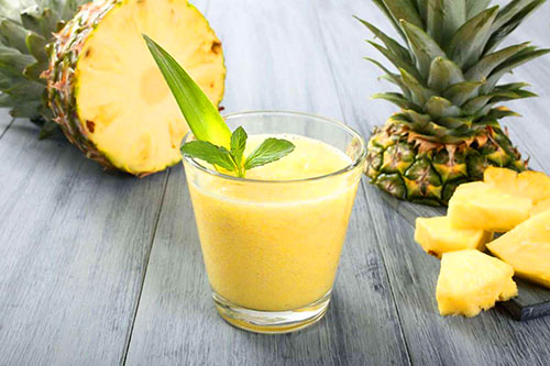 Flere stykker ananas vil hjelpe en mann å opprettholde potensen på riktig nivå