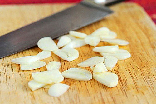 cincang bawang putih untuk lobio