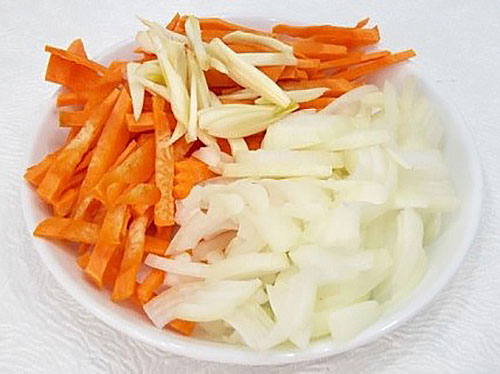 memotong sayur-sayuran untuk lobio